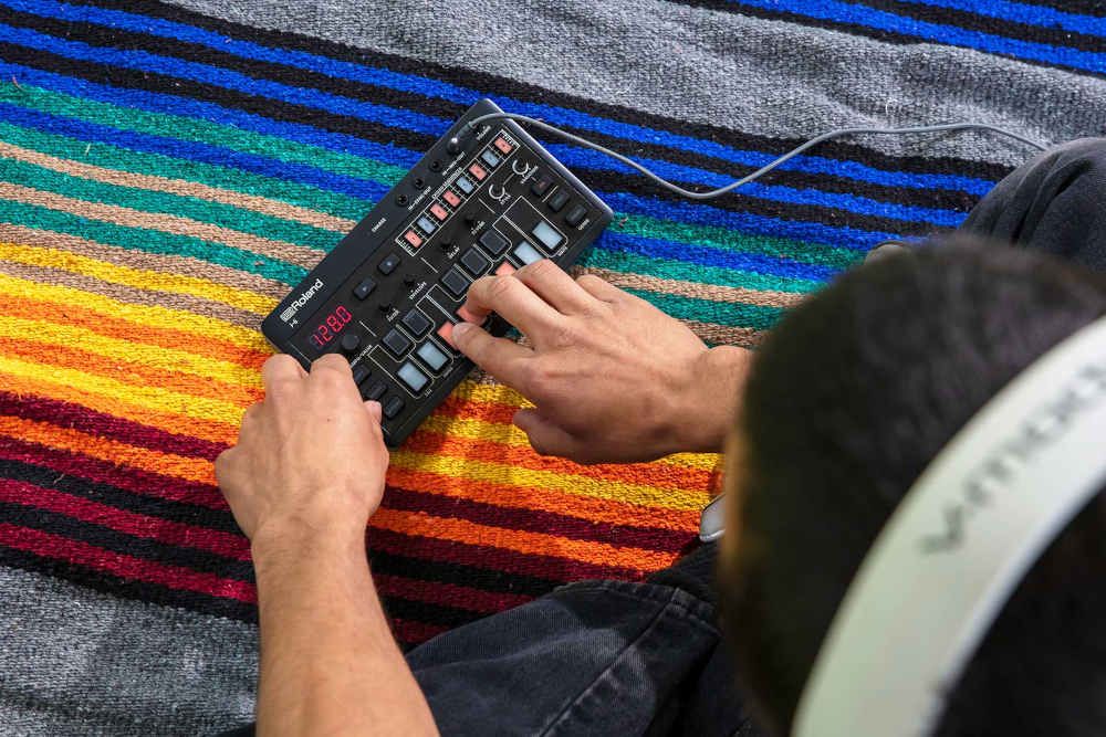 Профессиональные приборы Roland выше всяких похвал! Хвалимся новым синтезатором Roland J-6!