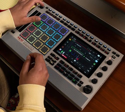Ретро дизайн и ретро звучание от AKAI! Новая рабочая станция AKAI Pro MPC Live III Retro!